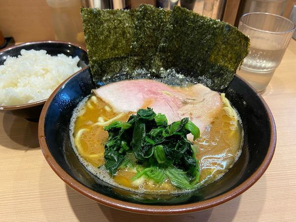 「ラーメン850円＋ライス」@輝道家直系 皇綱家の写真