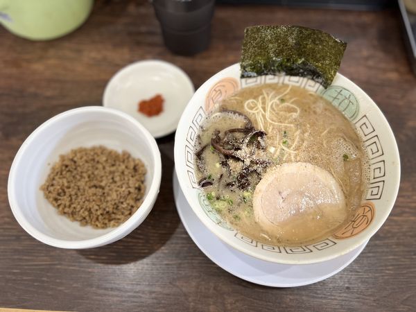 「らーめん.ばりかた＋辛そぼろ＋替え玉.ばりかた計1080円」@博多長浜らーめん 楓神の写真
