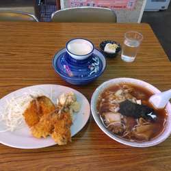 ラーメン、アジフライ、半ライス(￥1040)