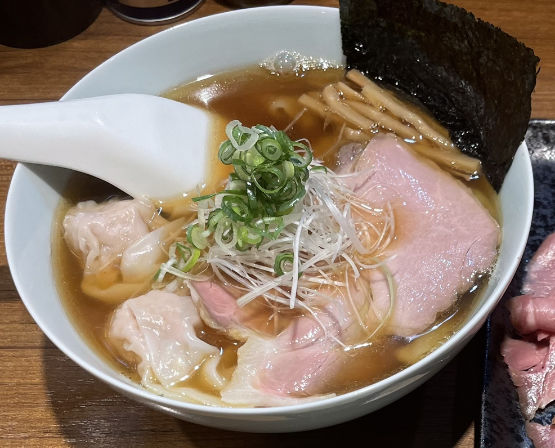 「【限定】肉ワンタン麺」@寿製麺よしかわ 川越店の写真
