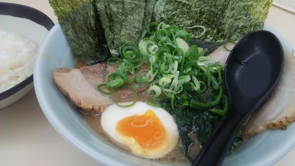 「丸得ラーメン（並） 850円＋のり 50円」@横浜家系ラーメン田中の写真