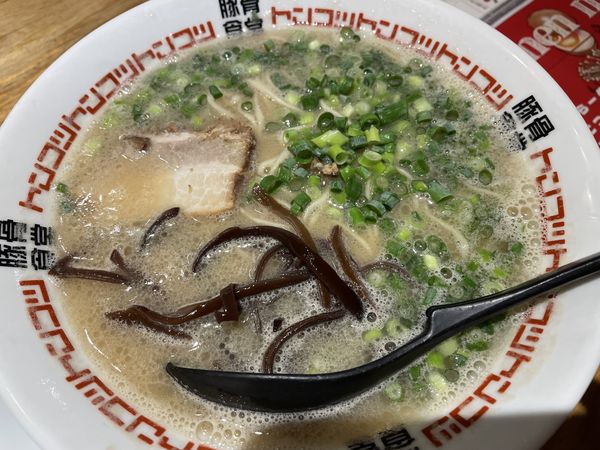 「とんこつらーめん700円粉落とし」@ニ◯加屋大衆の写真