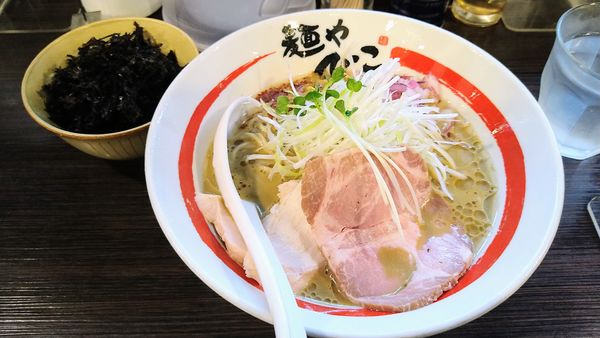 「【限定】冷やし濃厚牡蠣そば+黒バラ海苔」@麺や でこの写真