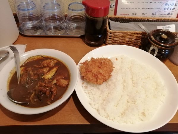 「チキンと野菜のカリー(カニクリームコロッケ付き)990円」@ジンコックの写真
