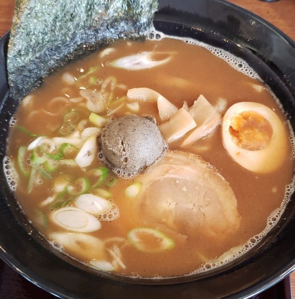 「【期間限定】煮干しそば 790円+半チャーハン 220円」@北海道らぁめん 伝丸 水戸笠原店の写真