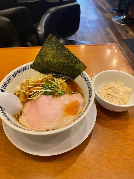 「醤油ラーメン大盛り＋白ミル貝のソース」@稲荷屋の写真