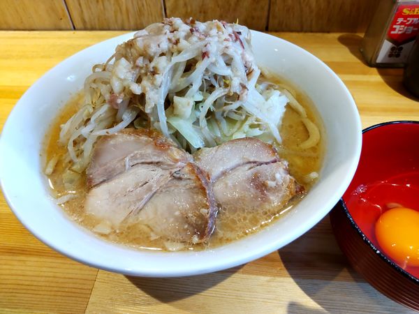 「ラーメン＋生たまご、ヤサイ、アブラ、ニンニク」@ラーメン緑山の写真