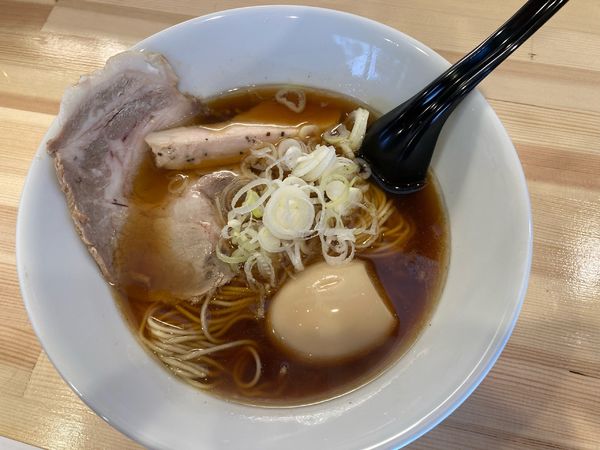 「鶏出汁しょうゆらぁ麺¥850+味付卵¥100」@らぁ麺櫻井の写真