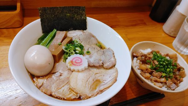 「特製しなそば・大盛り✘‎２・とろ肉ごはん(大)￥1,500」@しなそば 天味の写真