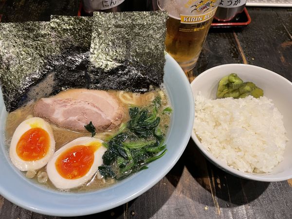 「味玉ラーメン、ライス、ビール」@らーめんありがた家の写真