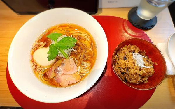 「純煮干しらーめん(黒)900円＋味玉＋炊き込みごはん200円」@麺庭つむぎの写真
