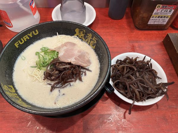 「きくらげラーメン　バリバリヤワ」@とんこつラーメン 博多風龍 渋谷店の写真