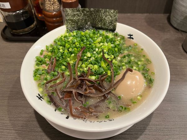 「ねぎちゃーしゅーめん +味付たまご（普通〜ハリガネ）」@博多長浜らーめん いっきの写真