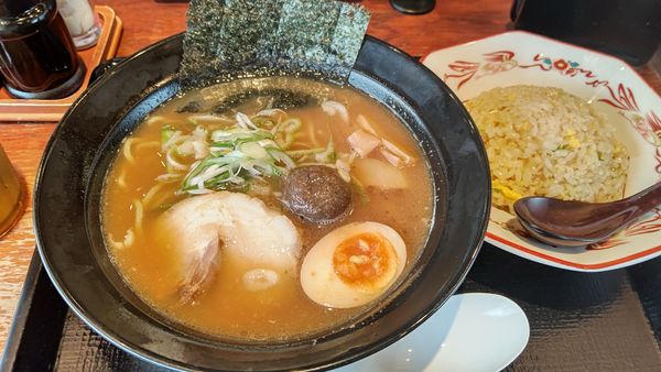 「限定 煮干しそば+半チャーハンセット」@壱鵠堂 瀬谷店の写真