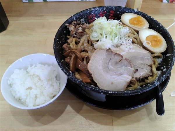 「ツボミ油そば大盛(880円)+小ライス」@背脂の魔術師 ツボミの写真