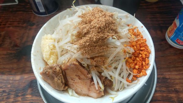 「プチ８００円ニンニクヤサイ魚粉辛揚げ」@麺でる 川崎店の写真