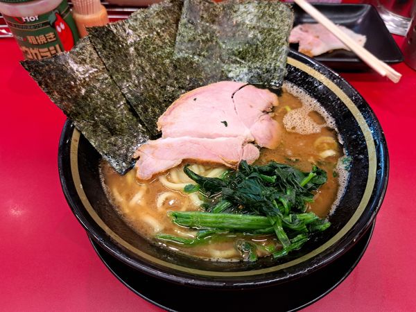 「ラーメン油多め」@IEKEI_TOKYO 王道家直系の写真