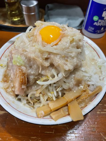 「油めん ヤサイ玉ねぎ背脂生卵」@らーめん kaeruの写真