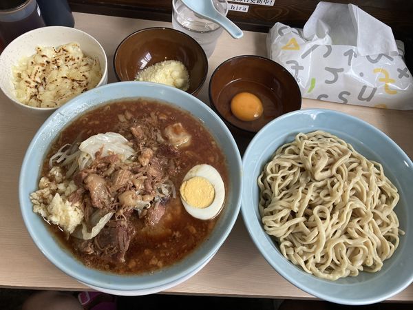 「限定トマトつけ麺少なめ　生卵　粉チーズ　炙りチーズ飯」@ラーメン富士丸 平塚店の写真