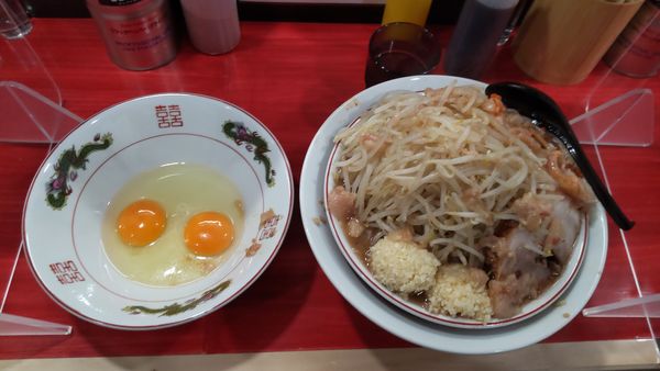 「ラーメン(ミニ)＋生たまごＷ」@ラーメン鷹の目 明大前店の写真
