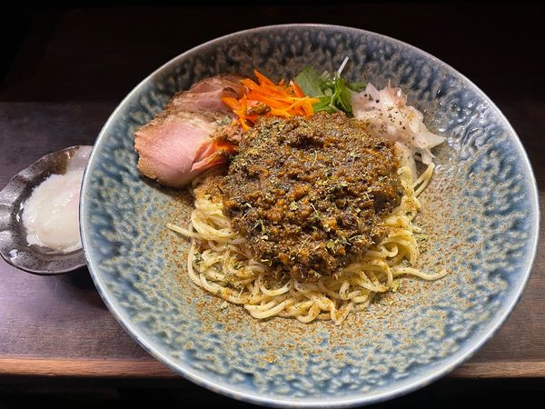 「カレーまぜそば温玉付き」@尼龍の写真