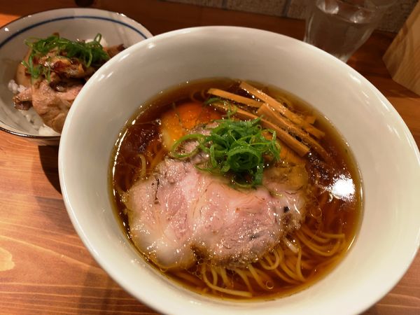 「【プレOPEN】醤油らーめん＋チャーシュー丼」@麺 ふじさきの写真