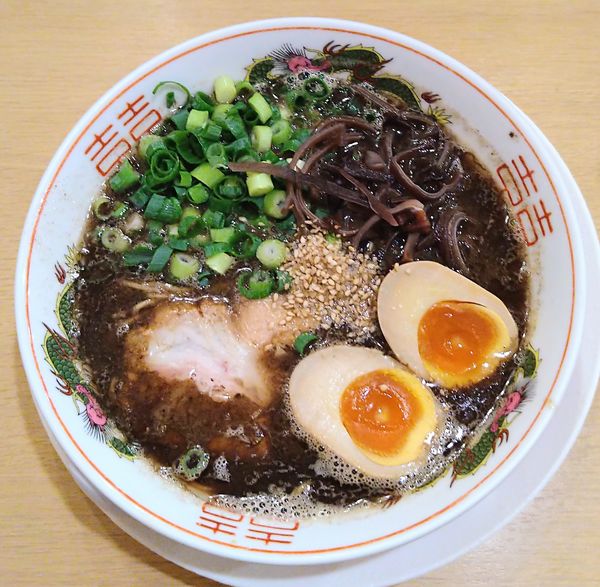 「黒マー油ラーメン＋味玉＋替玉」@博多長浜ラーメン 翔龍 小田原ぶらり横丁店の写真