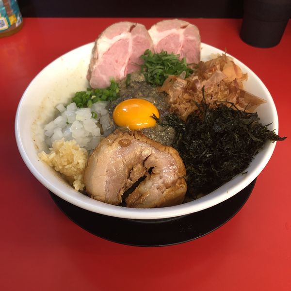 「【限定】煮干まぜそば＋豚増し（低温レアチャーシュー）」@鷹の目 獨協大学前本店の写真