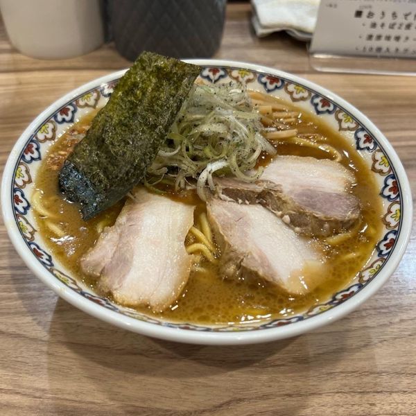 「醤油豚骨ラーメン」@くじら食堂 nonowa東小金井店の写真