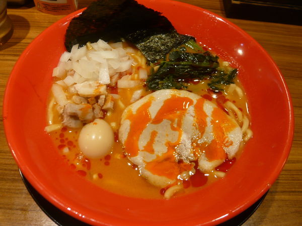 「赤辛家系ラーメン（並）」@横浜家系ラーメン 壱角家 新橋店の写真