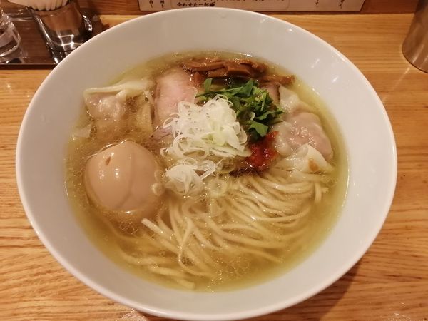 「MIXワンタン煮玉子塩そば　　1250円」@地球の中華そばの写真