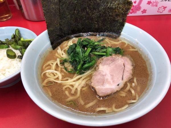 「らーめん並(普通濃いめ多め)+無料ライス 650円」@横浜ラーメン 武蔵家 大宮店の写真