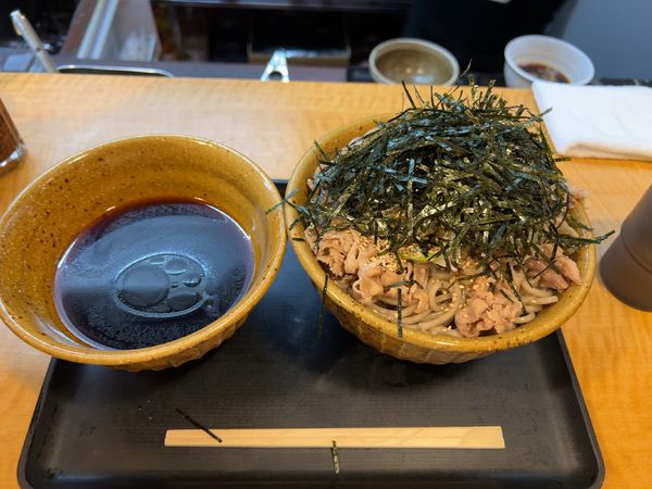 「肉そば　大」@なぜ蕎麦にラー油を入れるのか。 東新宿店の写真