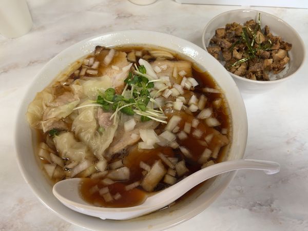 「爺ラーメン　中盛り　ワンタン6個　チャーシュー丼」@ラーメン爺の写真