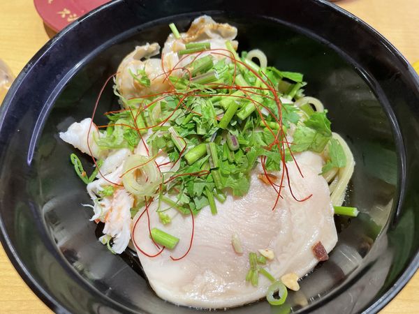 「よだれ鳥冷やしラーメンパクチー入り」@スシロー 金沢八景店の写真