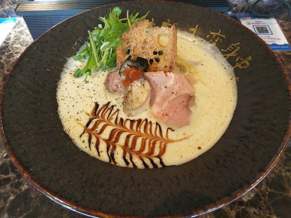 「牡蠣ラーメン　：豆乳と鯛のスープ　※鶏チャー抜き＆代替サラダ」@ただいま、変身中。の写真