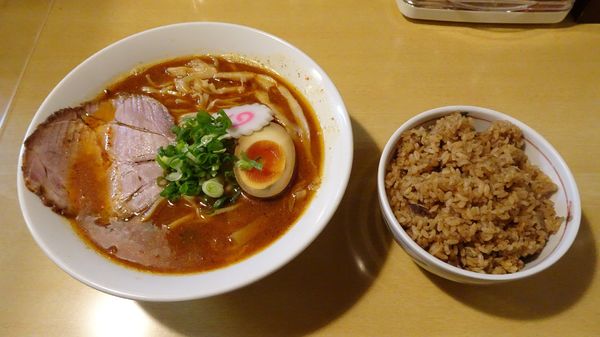 「味噌オロチョンラーメン中辛（900円）＋いりこ飯（200円）」@三代目しゅうの写真