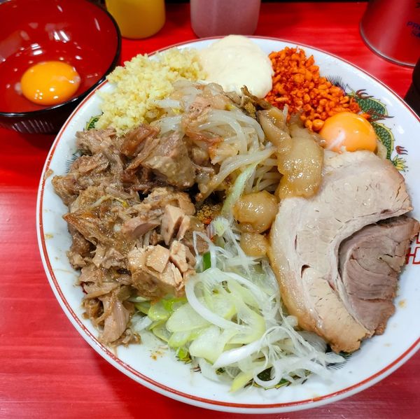 「まぜそばミニ､生姜､ほぐし豚､生卵」@ラーメン鷹の目 明大前店の写真