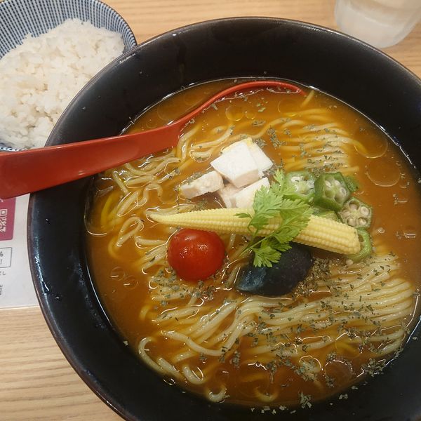「冷たいスパイスカレーらー麺大盛1070円ごはん(小)100円」@焼きあご塩らー麺 たかはし 北千住店の写真