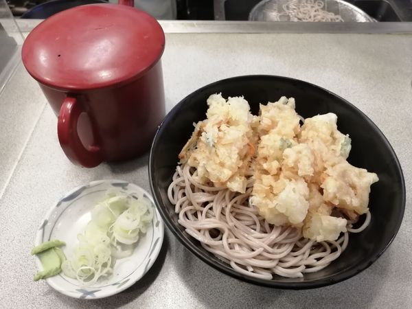 「天ぷらそば 410円」@そば処 かめや 神田西口店の写真