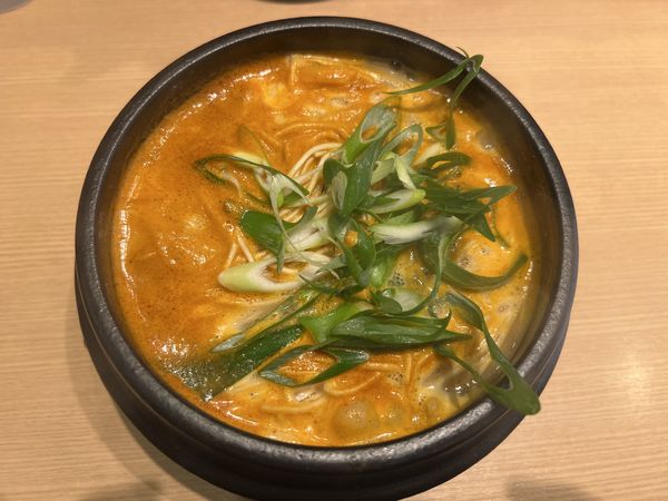 「赤ホルモンラーメン950円+無料〆のセット(リゾット)」@ホルモンらーめん 8910 白寿 赤坂店の写真