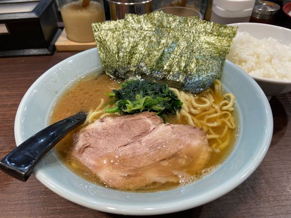 「ラーメン850円＋ライス100円」@横浜家系らーめん侍 渋谷本店の写真