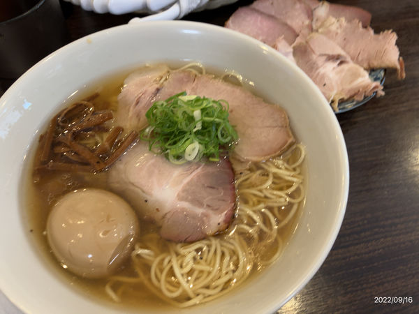 「塩ラーメン(味玉＋チャーシュー)」@かしわぎの写真