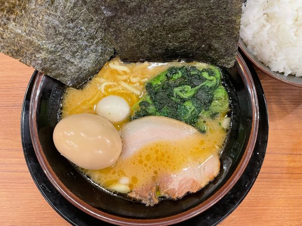 「半麺+ライス(¥780)のり味玉(各¥100)」@町田商店 東京ラーメン横丁店の写真