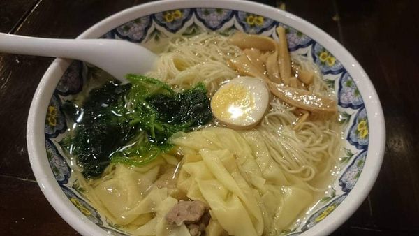 「塩ワンタン麺」@中国ラーメン 揚州商人 田無店の写真