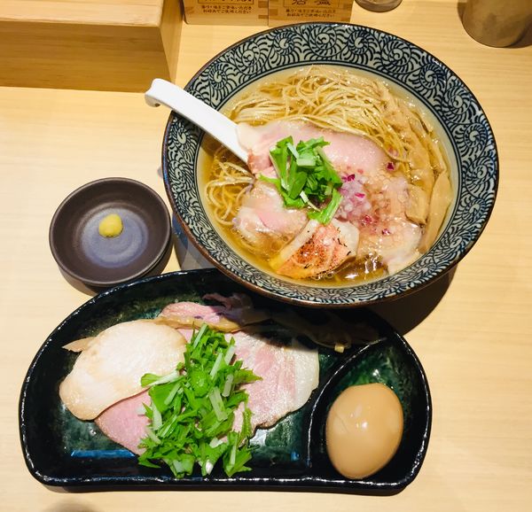 「特製金目鯛塩そば【1100円】」@地鶏と金目鯛 中華そば 鶯の写真