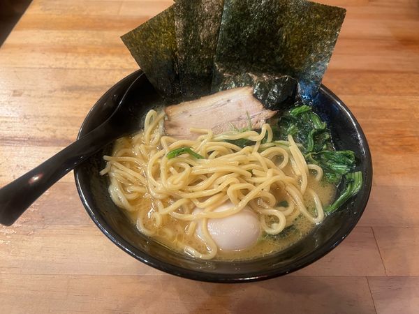 「醤油豚骨ラーメン」@家系らーめん 阿部家の写真