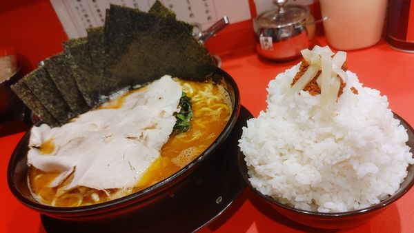 「旨辛ラーメン大・メンマ・海苔・チャーシュー３枚 ￥1,400」@横浜家系ラーメン 志田家 蒲田店の写真