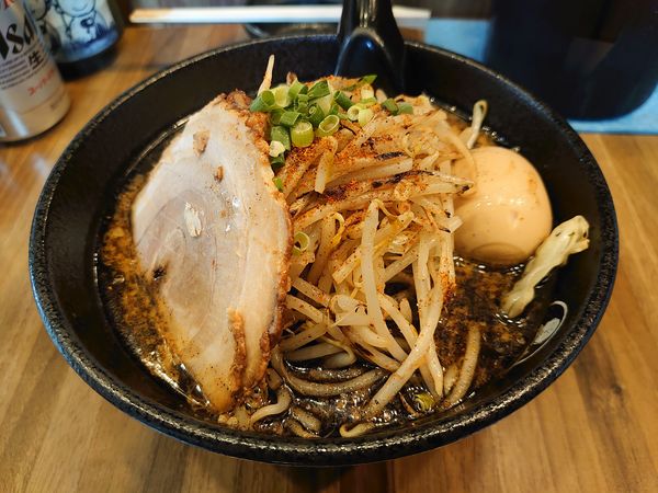 「特製辛焦がし味噌たん麺 生たまご」@辛焦がし味噌たん麺 一向の写真
