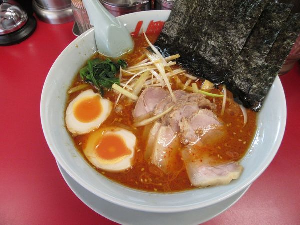 「辛味噌ネギチャーシュー麺（１１７０円）＋JAF特典味玉」@ラーメン山岡家 土浦店の写真